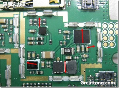 圖中顯示一塊電路板使用這種屏蔽夾(shielding clip)的實(shí)例。基本上我們?cè)趶澖堑牡胤蕉荚O(shè)計(jì)擺放了一個(gè)屏蔽夾，這樣可以讓作業(yè)員比較方便安裝屏蔽罩(shielding can)時(shí)的對(duì)位準(zhǔn)確。然后在其他沒有屏蔽夾的地方也設(shè)計(jì)了一些接地的布線，一來可以稍微提升屏蔽罩的電磁隔絕能力，另一方面也可以為屏蔽夾無效時(shí)，馬上可以更改為屏蔽框，而無需要重新設(shè)計(jì)電路板。